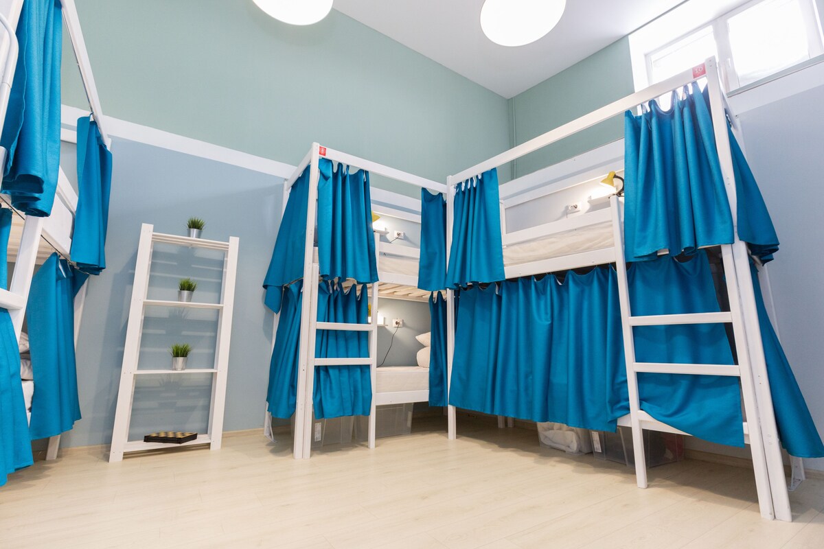 Perusyhteismajoitus, sekamajoitus (Bed in 10-Bed Dormitory) | Tallelokero huoneessa, äänieristys, silitysrauta/-lauta, ilmainen Wi-Fi