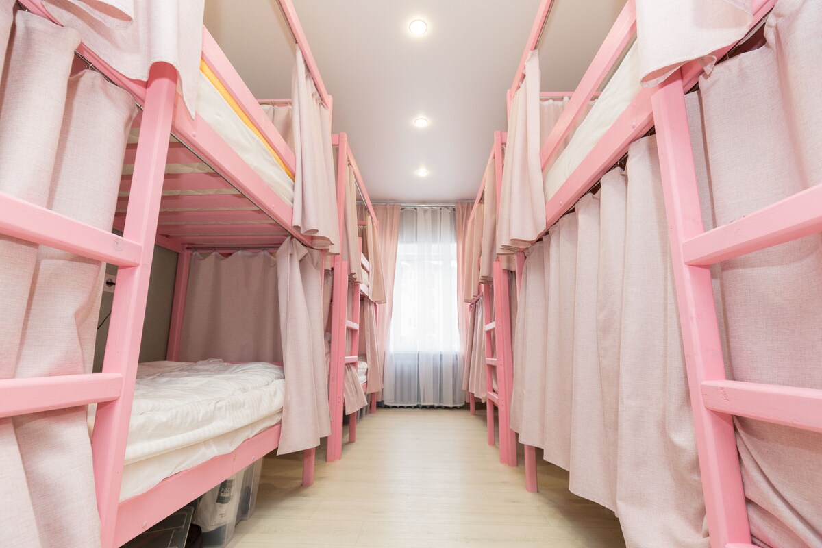 Comfort-yhteismajoitus, vain naisille (Bed in 7-Bed Dormitory) | Tallelokero huoneessa, äänieristys, silitysrauta/-lauta, ilmainen Wi-Fi