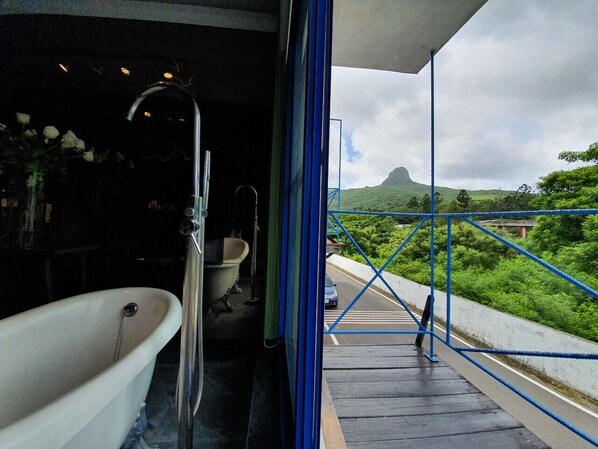 经济双人房 | 浴室 | 大花洒淋浴喷头、免费洗浴用品、吹风机、拖鞋