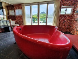 奢华三人房, 多张床 | 深泡浴缸