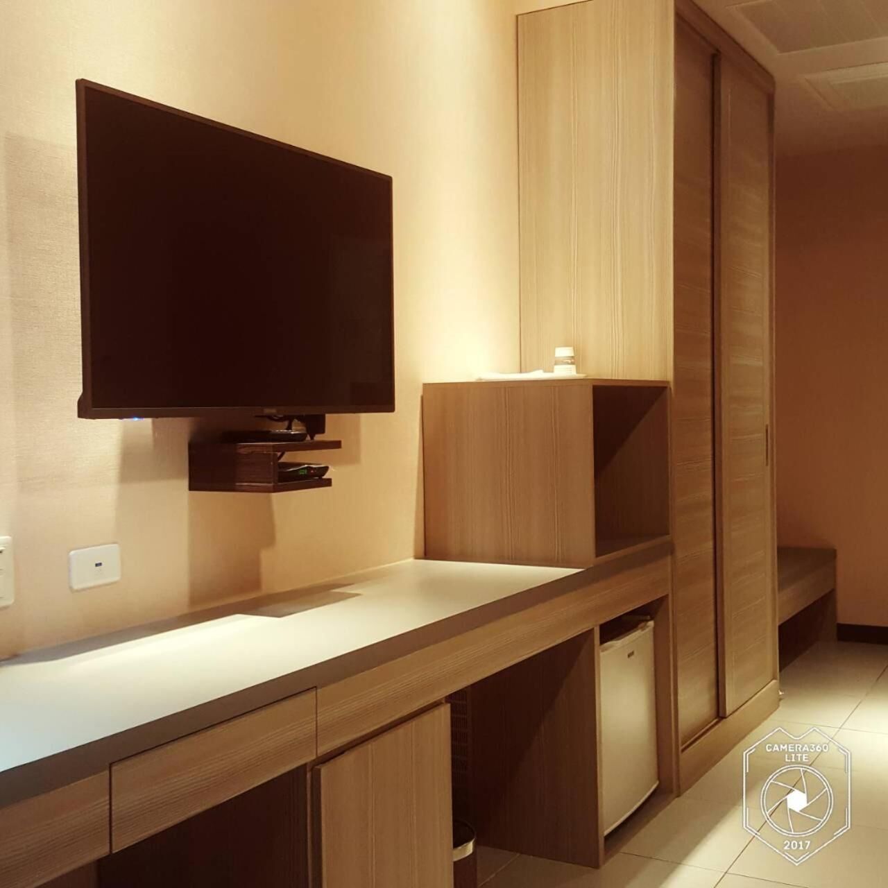 desk, soundproofing, free wifi, bed sheets