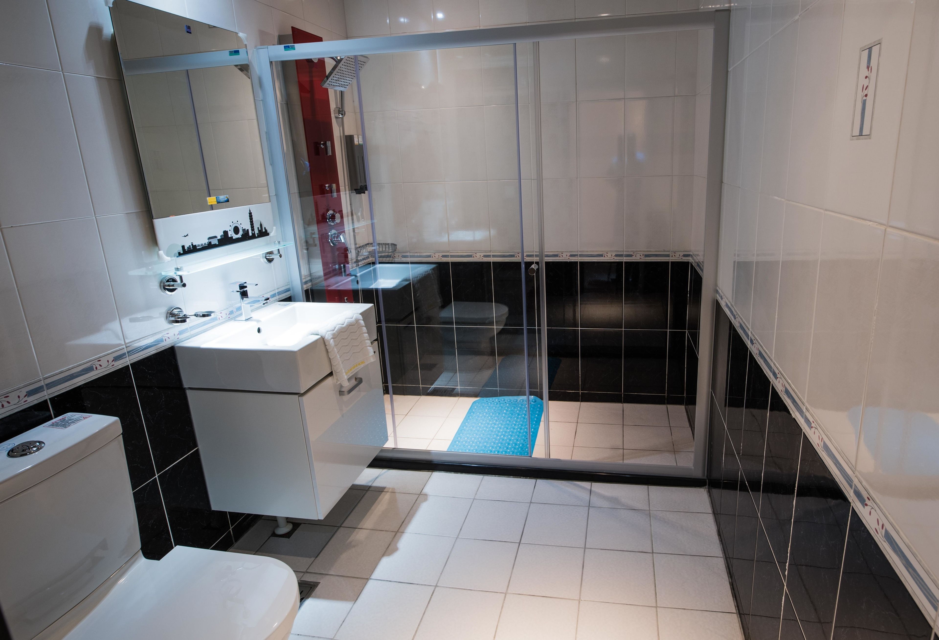 deluxe double room, city view | bathroom | shower, free toiletries, hair dryer, slippers