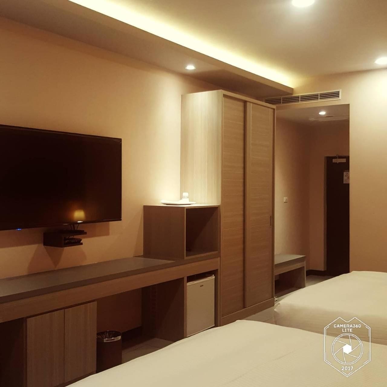 desk, soundproofing, free wifi, bed sheets