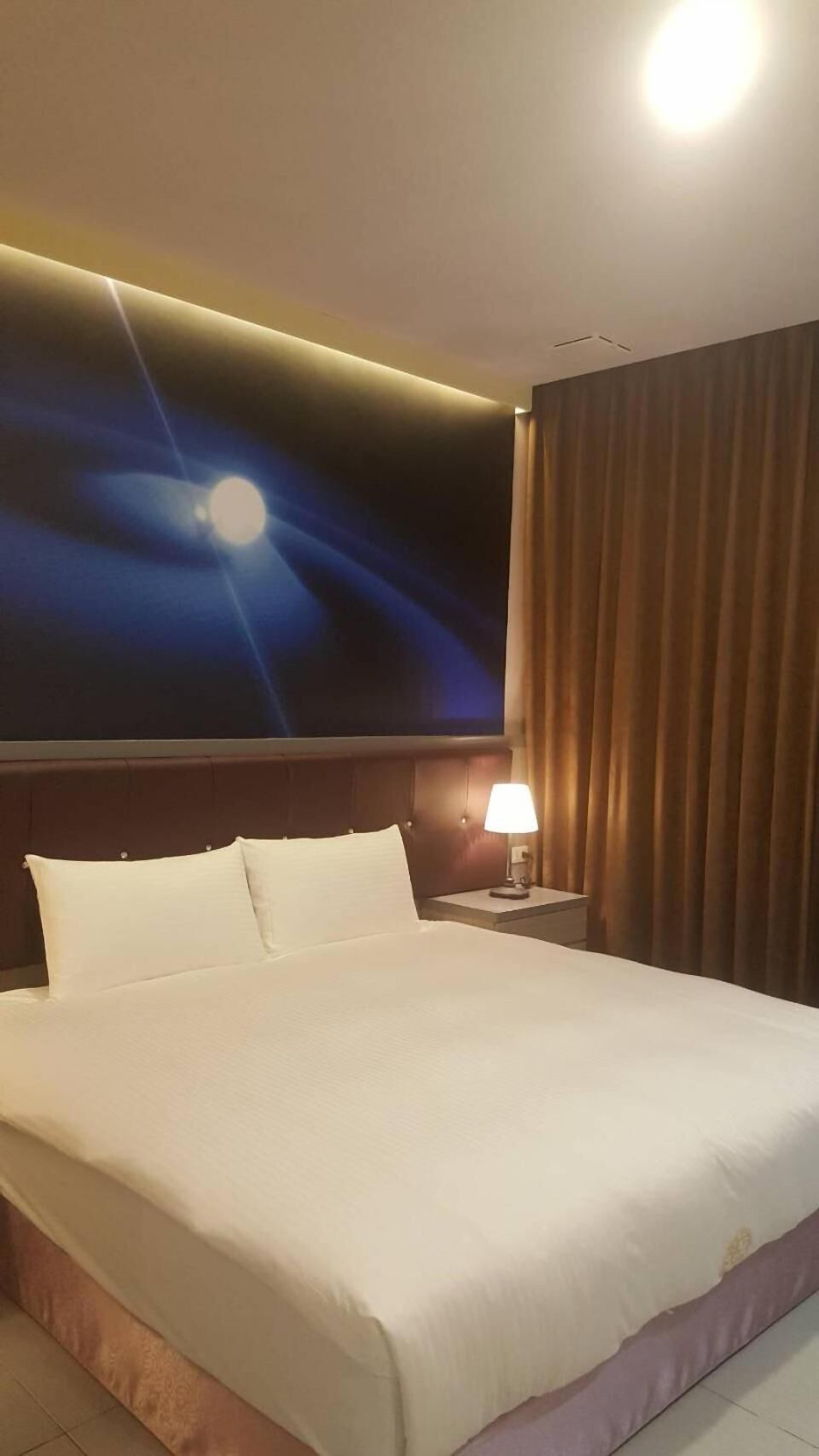 desk, soundproofing, free wifi, bed sheets