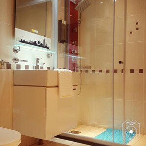 Dusche, kostenlose Toilettenartikel, Haartrockner, Hausschuhe