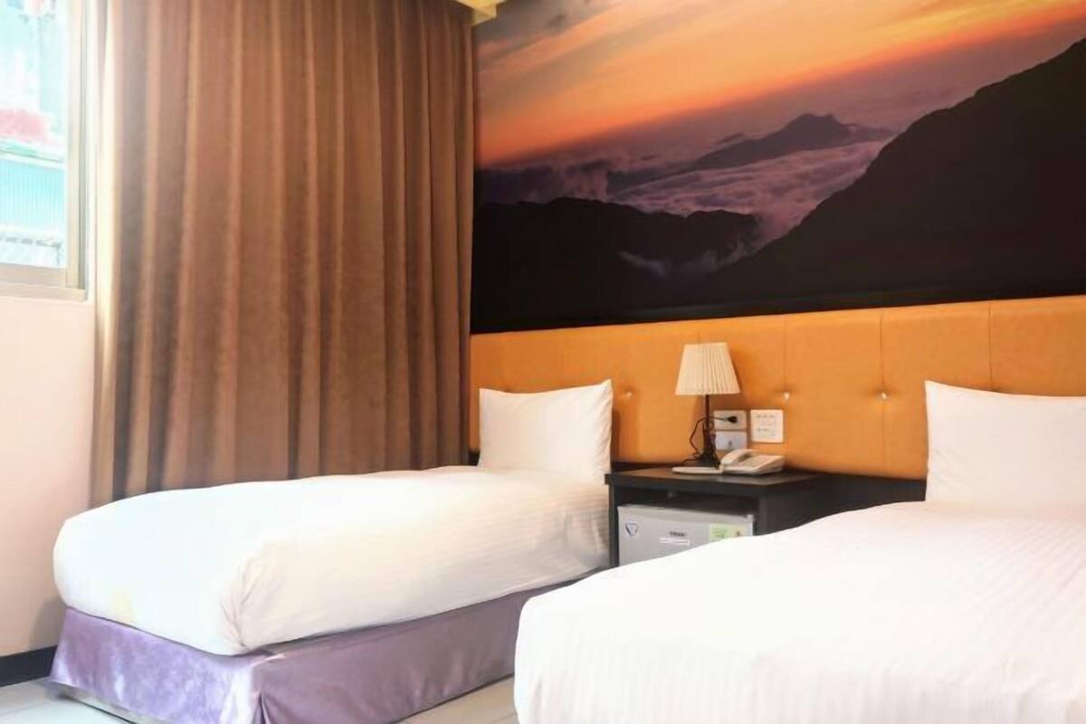 Desk, soundproofing, free WiFi, bed sheets