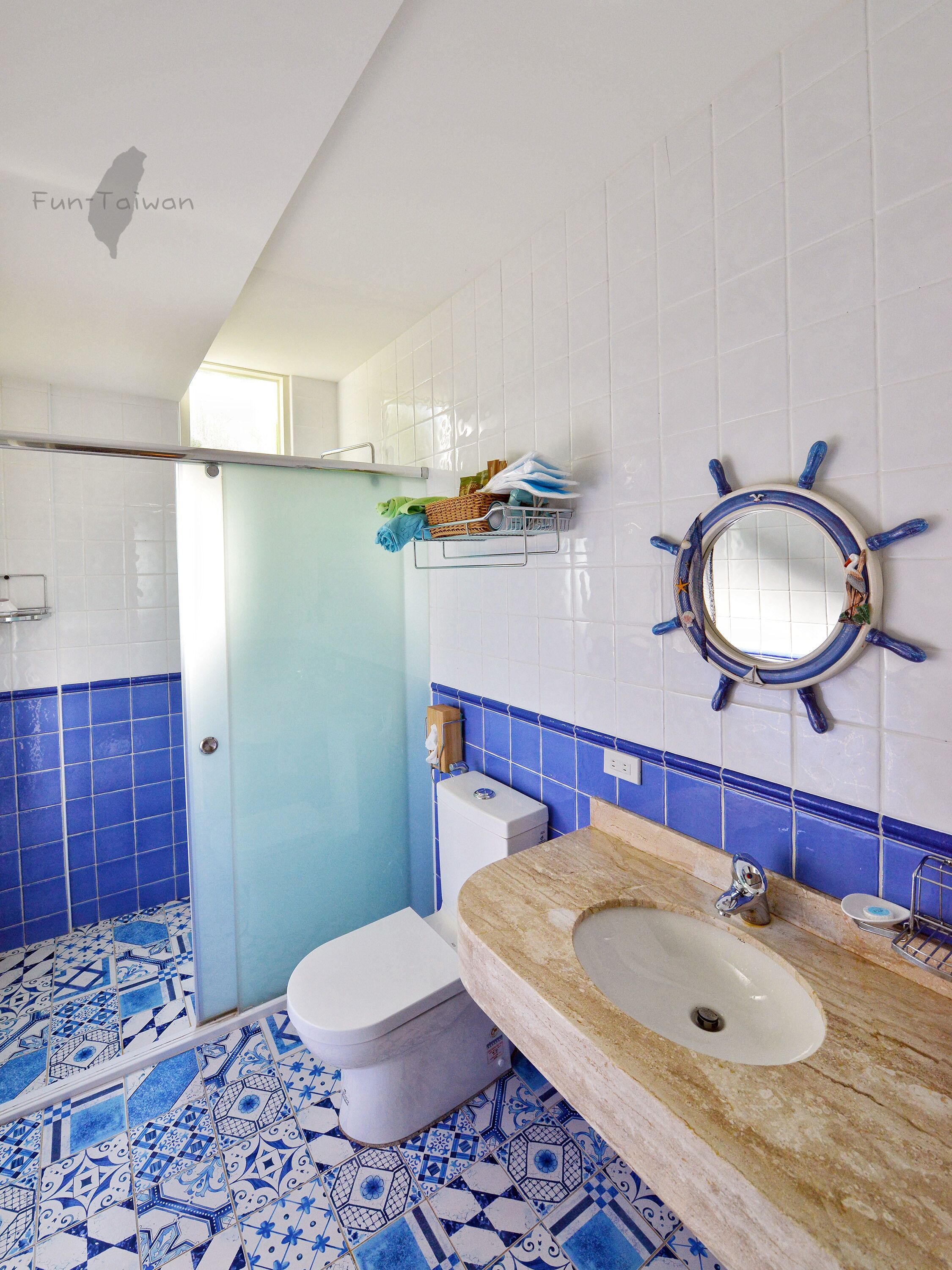 Ein Badezimmer mit Toilette, Waschbecken und Duschbereich.