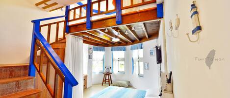 Um quarto com cama de solteiro, escada de madeira e um pequeno banquinho.