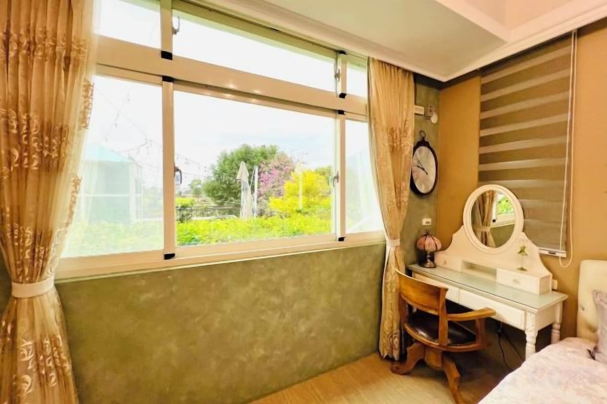 Escritorio, cortinas blackout, insonorización y wifi gratis