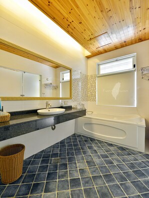 Deluxe Quadruple Room | Tab mandi berpancutan