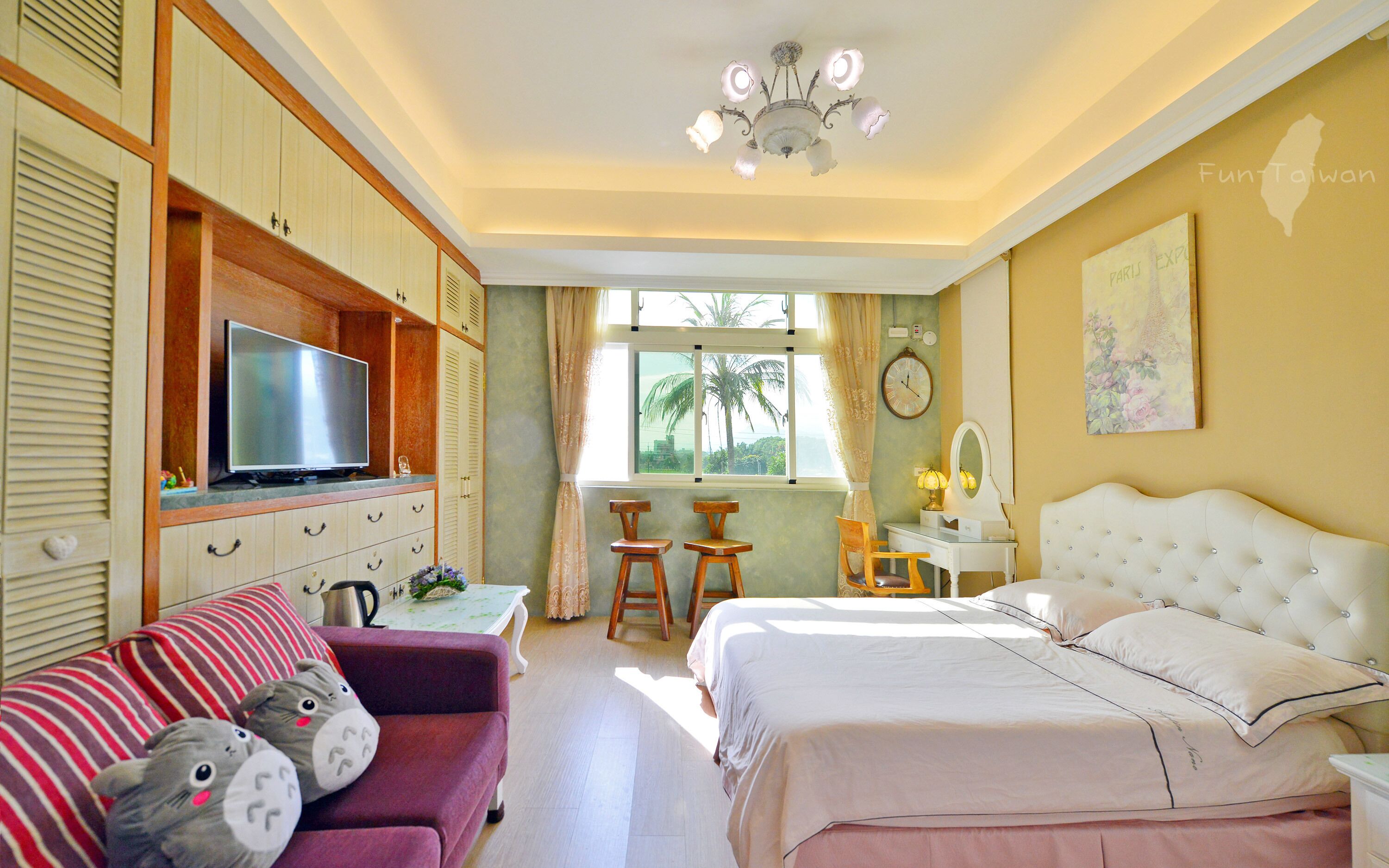 بديكورات فريدة لكل غرفة وطراز فريد لكل وحدة ومكتب وستائر تعتيم