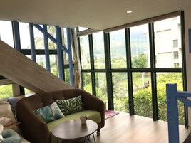 Habitación familiar (6 pax) | Zona de estar | Televisión de pantalla plana de 60 pulgadas con canales digitales