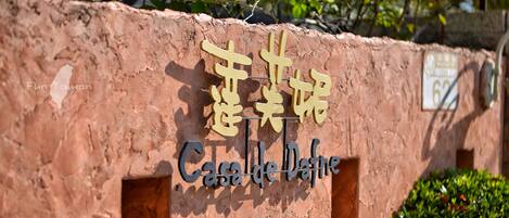 Un letrero con caracteres chinos y el nombre 'Casa de la Sal' en inglés, que indica un lugar o establecimiento.