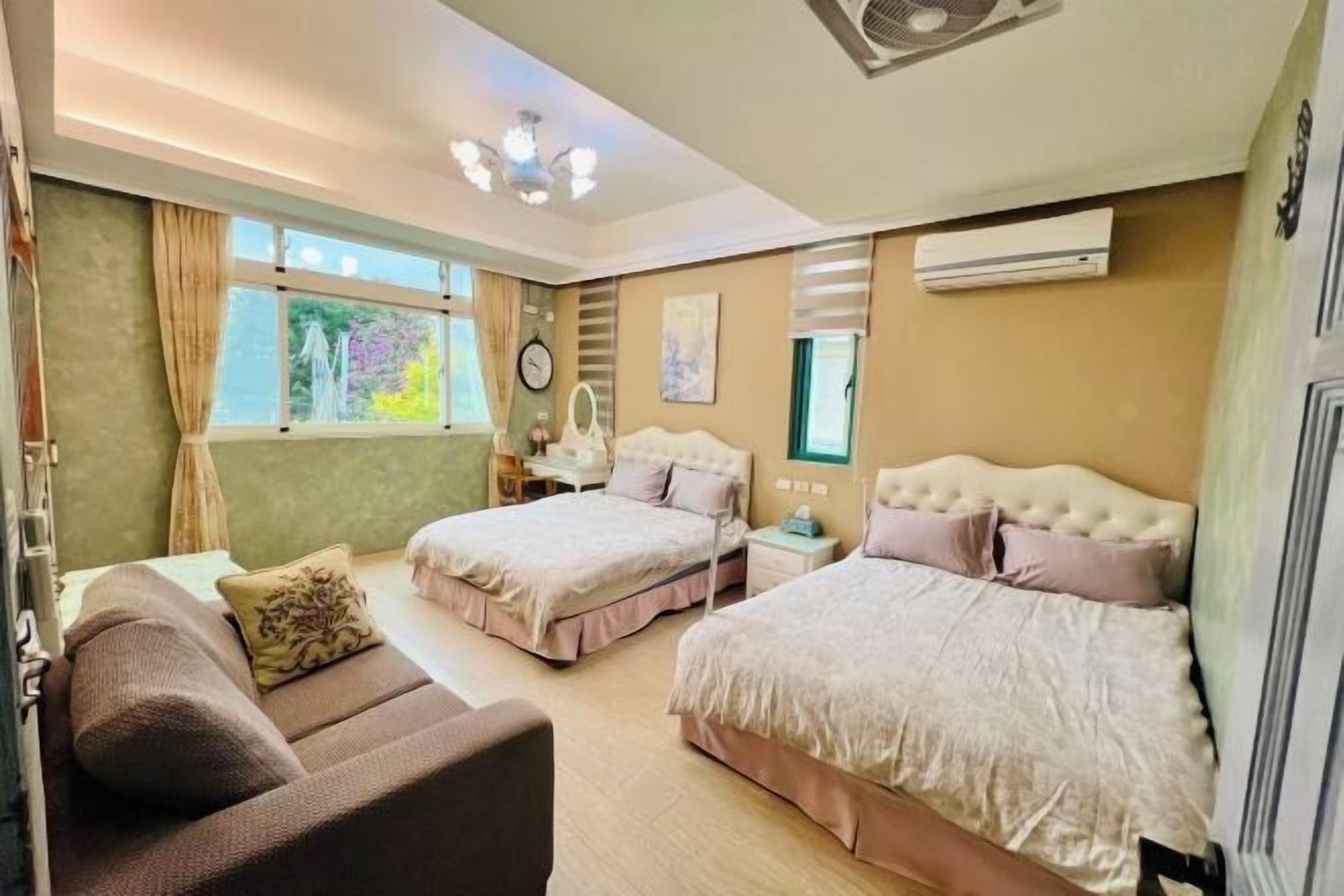 Decoración personalizada, muebles diferentes y escritorio 