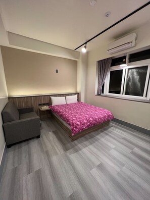 蜜月双人房 | 办公桌、遮光窗帘、免费 WiFi、床单