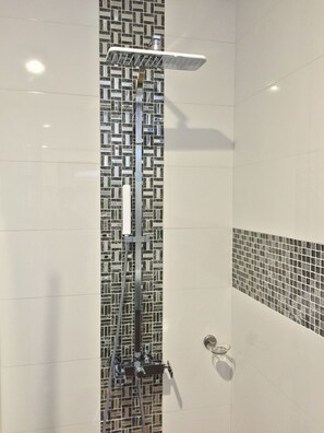 Suite Grand, 2 camas de matrimonio, no fumadores, vistas al jardín | Baño | Ducha y cabezal de ducha con hidromasaje