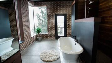 Rumah Standar, Beberapa Tempat Tidur, Bebas Asap Rokok (Dwell House) | Kamar mandi | Bathtub besar, handuk, dan sampo