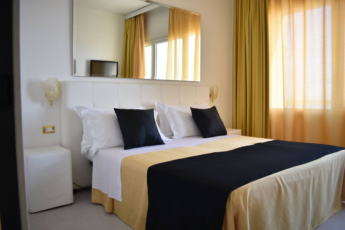 Deluxe Double or Twin Room, Sea View | Minibar, in-room safe, soundproofing, WiFi (free)