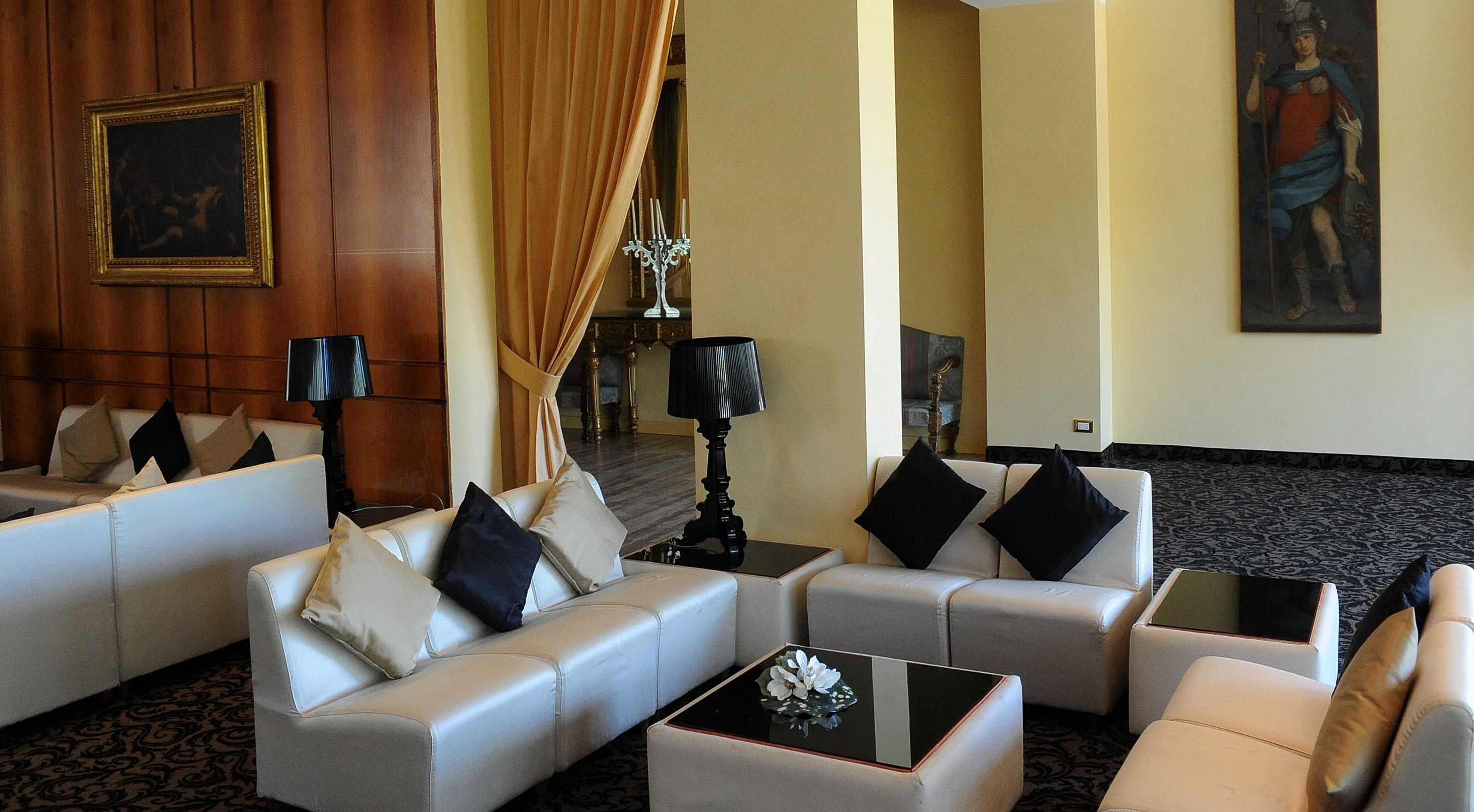 2 bars/lounges, poolside bar