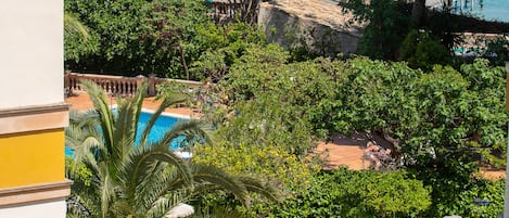2 piscinas al aire libre, sombrillas, sillones reclinables de piscina