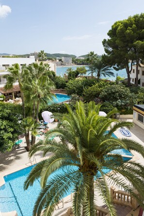 2 ulkouima-allasta, aurinkovarjoja, aurinkotuoleja