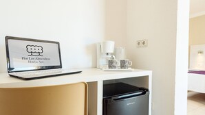 1 bedroom, desk, blackout curtains, iron/ironing board (on request) - Flor los Almendros Hotel (Calvia)