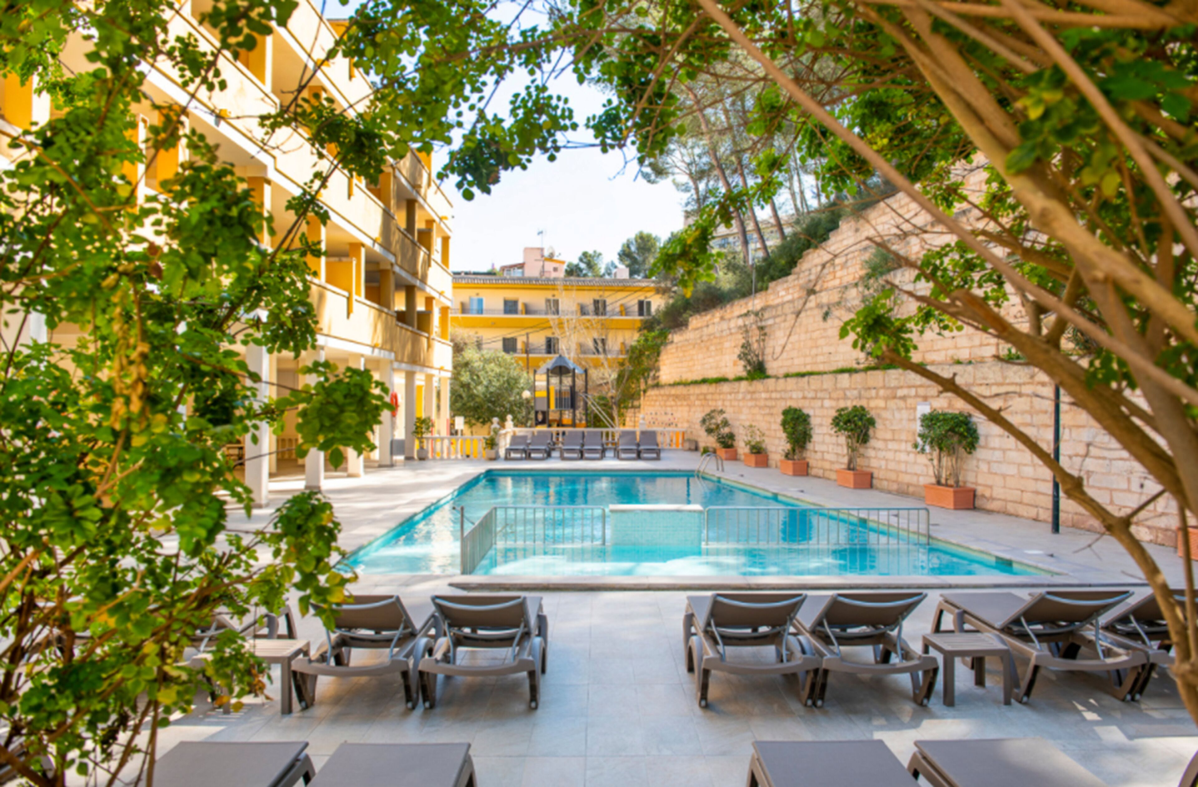 2 buitenzwembaden, parasols bij het zwembad en ligstoelen