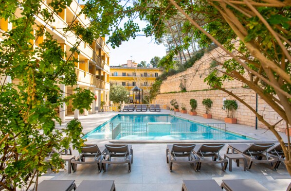 2 piscines extérieures, parasols de plage, chaises longues