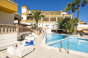2 outdoor pools, pool umbrellas, pool loungers