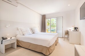 1 chambre, bureau, rideaux occultants, fer et planche à repasser