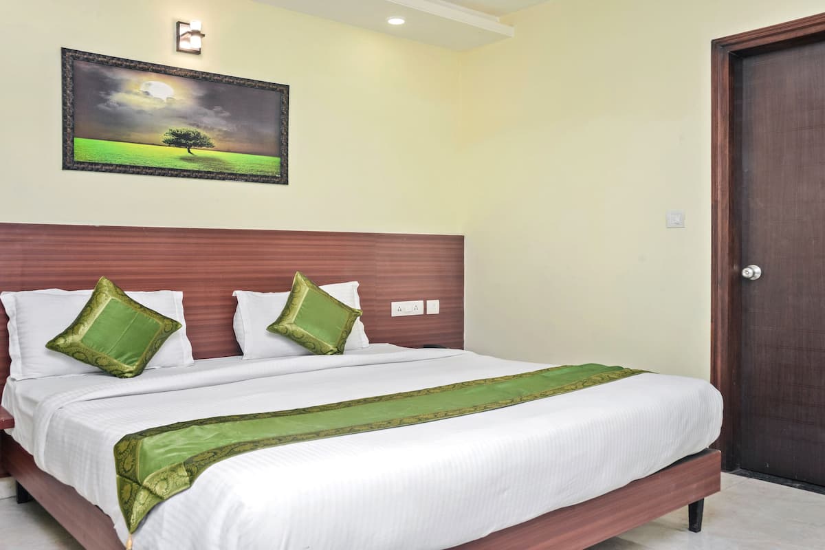 Premium Room, City View | Iron/ironing board (on request), rollaway beds (surcharge), WiFi (free)