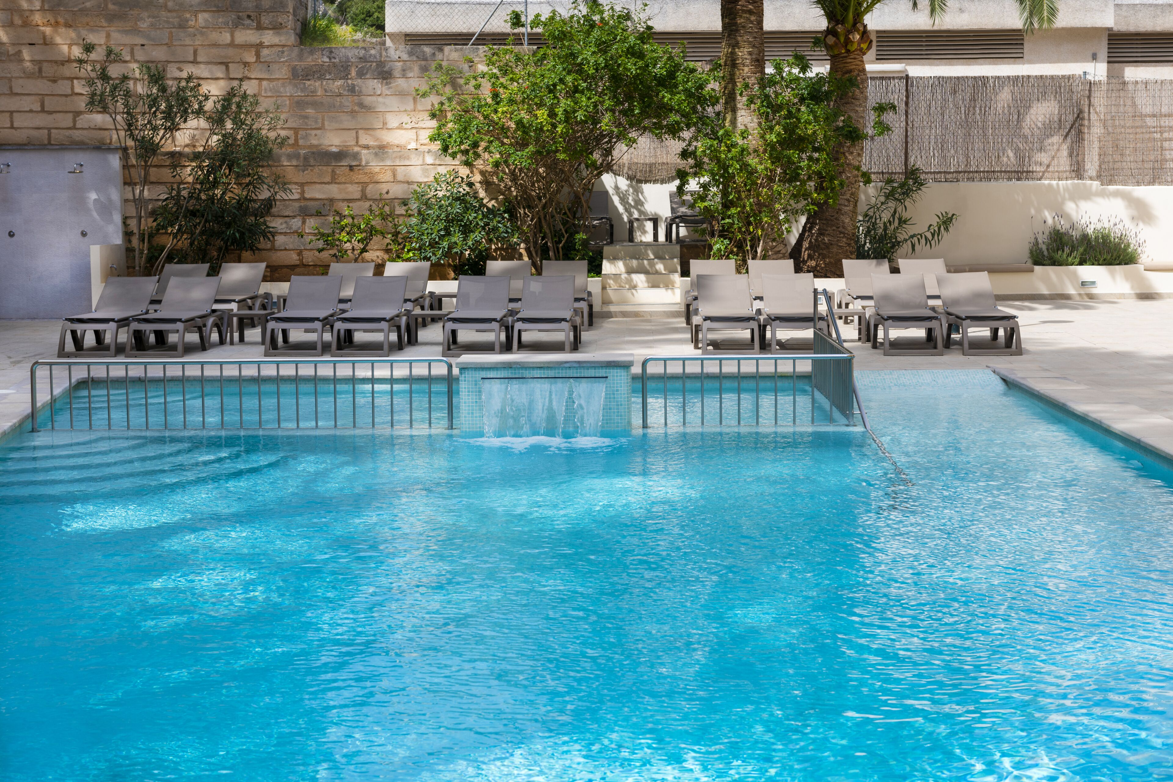 2 Außenpools, Sonnenschirme, Liegestühle