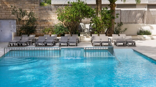 2 outdoor pools, pool umbrellas, sun loungers - Flor Los Almendros Apartamentos (Calvia)