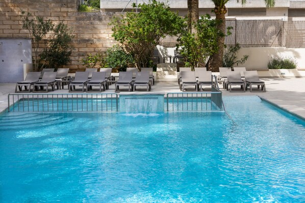 2 室外游泳池,池畔遮阳伞,日光浴躺椅