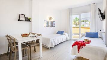 Apartament estàndard, 1 dormitori, balcó | Sala d'estar | Televisor de pantalla plana de 32 polzades amb canals digitals