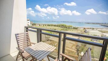 Quarto casal conforto, 1 cama de casal, para não fumantes | Vista para praia/oceano