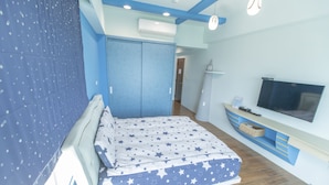 A bedroom with a bed, a TV, and a wardrobe. - The Laid-back Dragon Lodge (Magong)