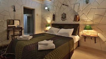 Habitación doble estándar | Área de sala de estar | Televisión LCD