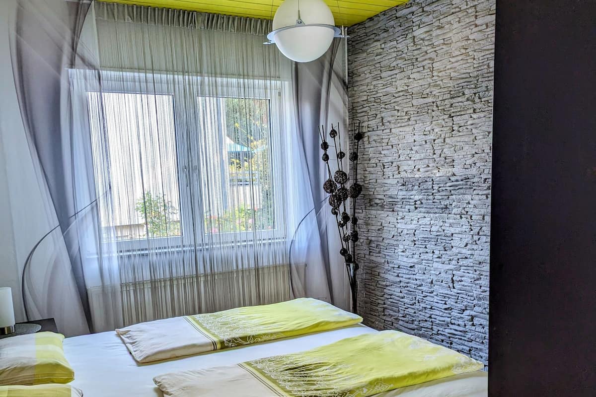 Ropa de cama hipoalergénica, tabla de planchar con plancha y cunas
