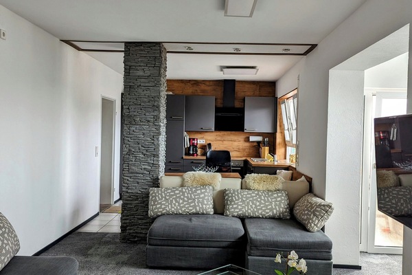 Habitación triple familiar | Zona de estar | Televisión de plasma de 100 cm con canales por cable, una televisión