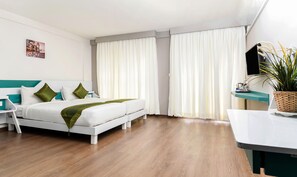 Habitación Premium, 2 camas individuales, no fumadores, vistas a la ciudad | Escritorio, tabla de planchar con plancha, wifi gratis y ropa de cama