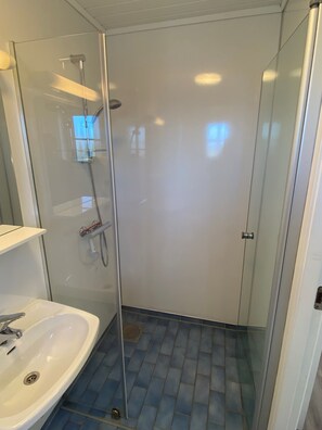 Economy Cabin, Multiple Beds, Private Bathroom, Non Smoking | Bathroom