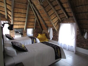 Loft Keluarga (Room 8-10) | Brankas, setrika/meja setrika, Wi-Fi gratis, dan seprai linen