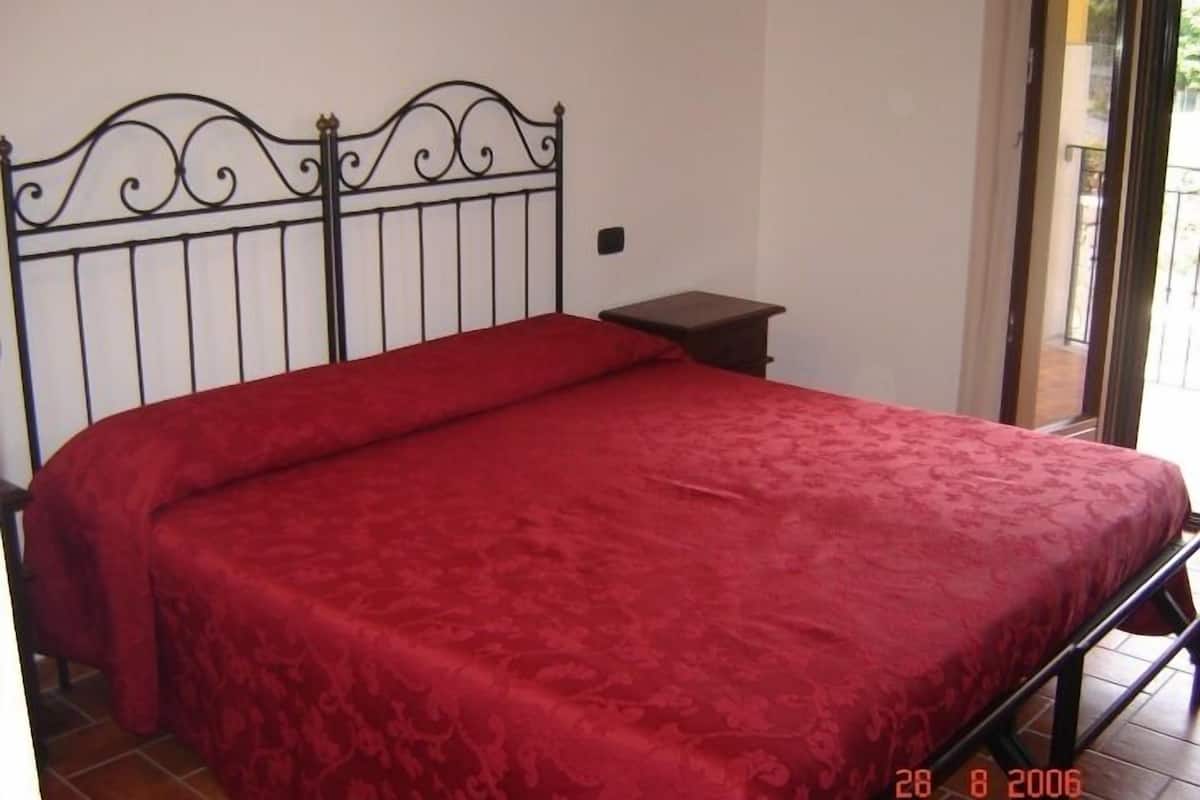 Double Room, Private Bathroom | Desk, cribs/infant beds, free WiFi, bed sheets