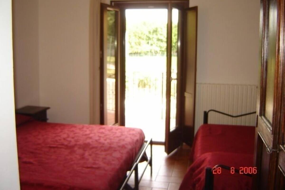 Habitación con 1 cama matrimonial o 2 individuales, baño privado | Escritorio, cunas, wifi gratis y ropa de cama 