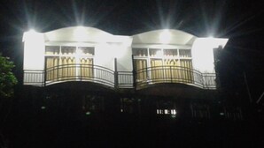 A two-story building with balconies and a curved roofline. - Lilly Guest Inn (Haputhale)