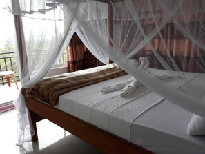 Chambre luxueuse, balcon | Lit avec matelas en mousse à mémoire, coffre-fort, bureau