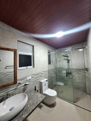 Chambre Quadruple Familiale, 1 chambre, vue montagne | Salle de bain