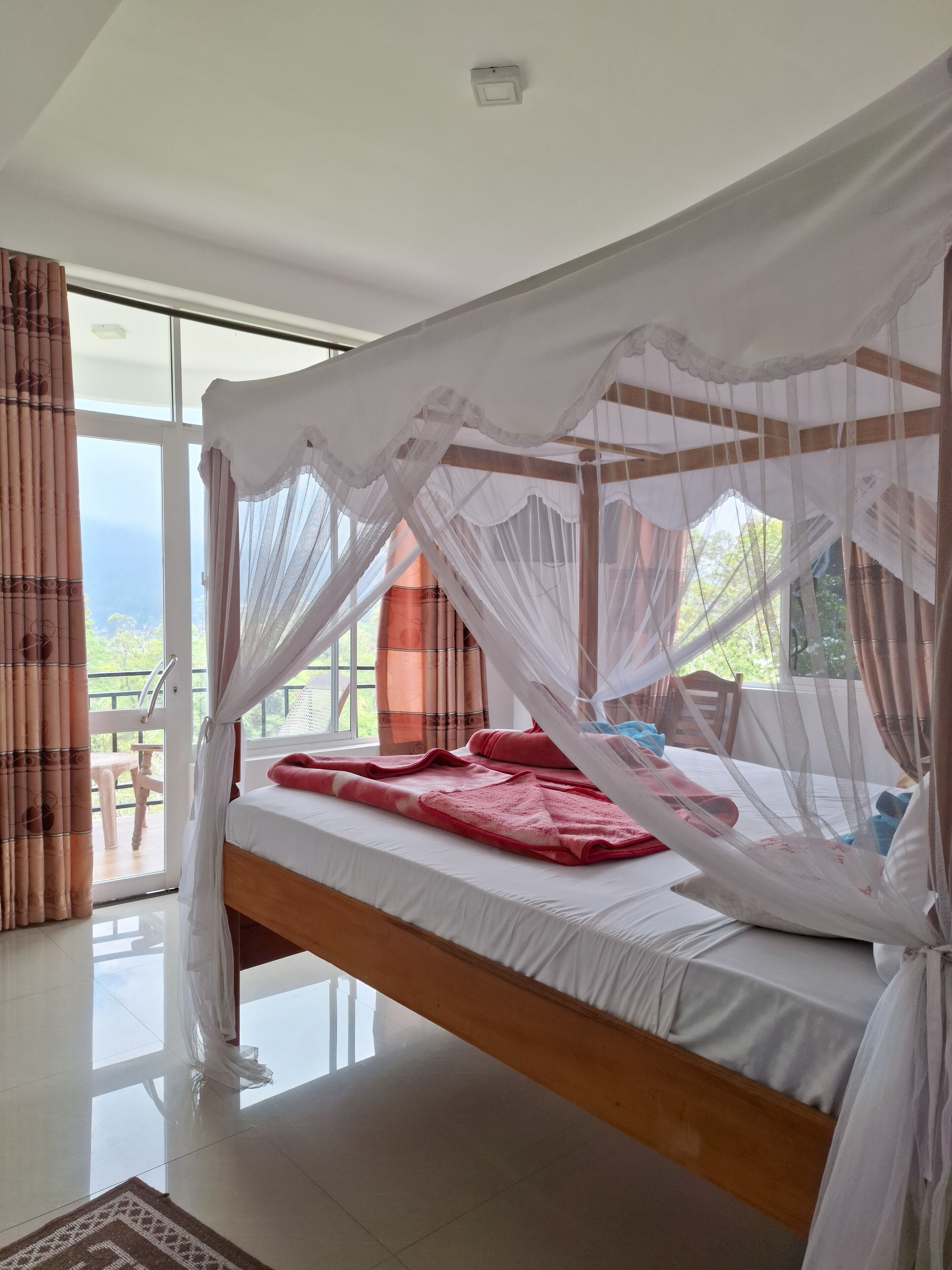 Luksushuone, parveke | Memory foam -patjalliset sängyt, tallelokero huoneessa, pimennysverhot