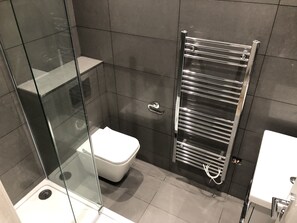 Shower, towels - Catherines Court (Solihull)